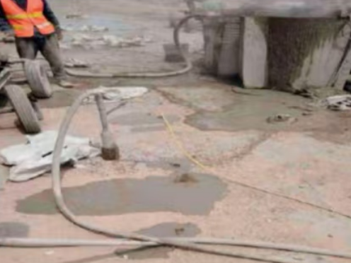 蓬莱水泥混凝土路面板底注浆技术 路面脱空注浆整治方案